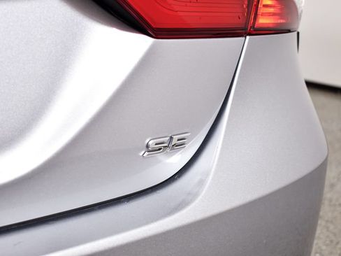 Used 2020 Toyota Camry SE FWD image 11
