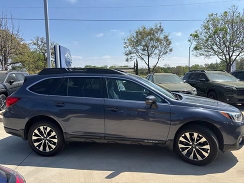 Used 2017 Subaru Outback 2.5i Limited image 2