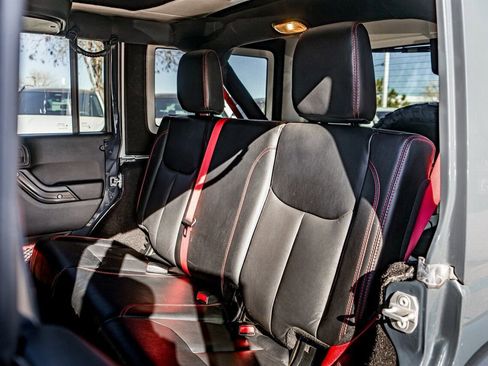 Used 2017 Jeep Wrangler Unlimited Rubicon image 32