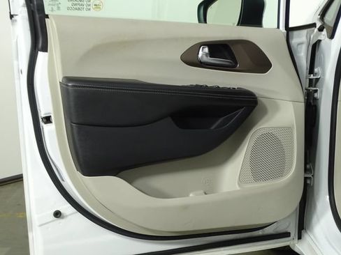 Used 2021 Chrysler Voyager L FWD image 16