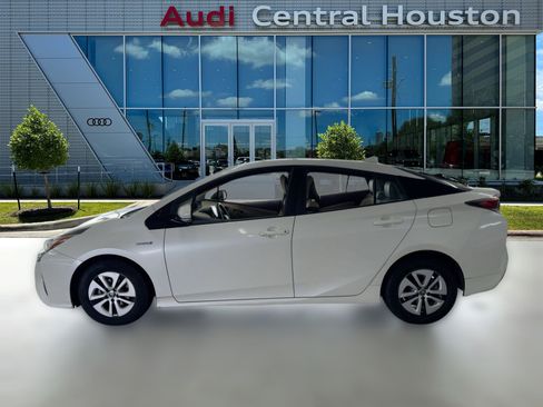Used 2018 Toyota Prius Four image 2