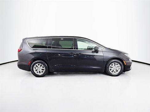 Used 2023 Chrysler Pacifica Touring-L FWD image 8