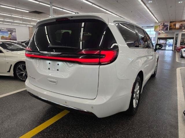 Used 2023 Chrysler Pacifica Touring FWD image 5