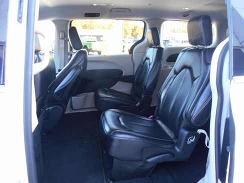 Certified 2024 Chrysler Pacifica Touring-L image 7