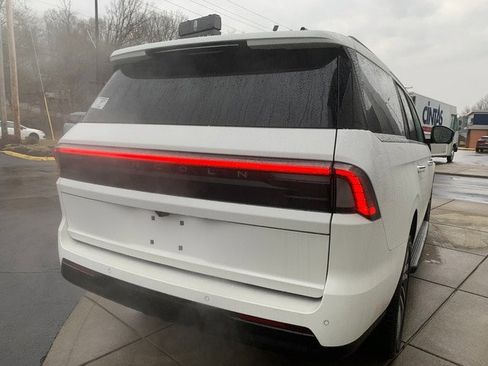 New 2026 Lincoln Navigator Premiere AWD/4WD image 14