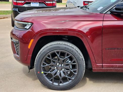 New 2026 Jeep Grand Cherokee Summit image 6