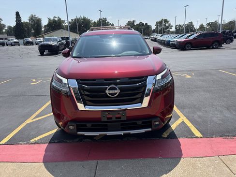 Used 2022 Nissan Pathfinder SL AWD/4WD image 2