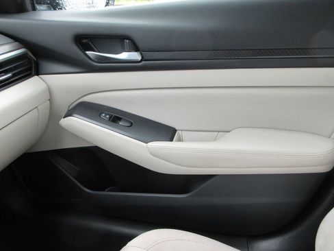 Used 2025 Nissan Altima 2.5 SV image 29