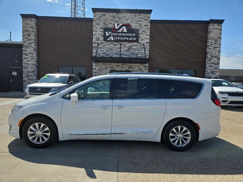 Used 2018 Chrysler Pacifica Touring-L FWD image 1