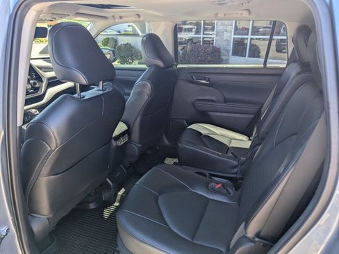 Used 2022 Toyota Highlander XLE AWD/4WD image 25