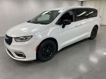 Used 2024 Chrysler Pacifica Touring-L