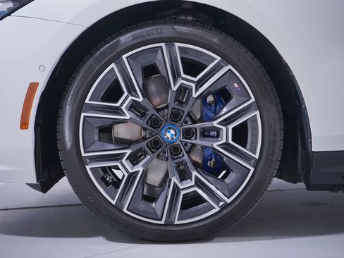 Used 2024 BMW i5 eDrive40i w/ M Sport Package image 2