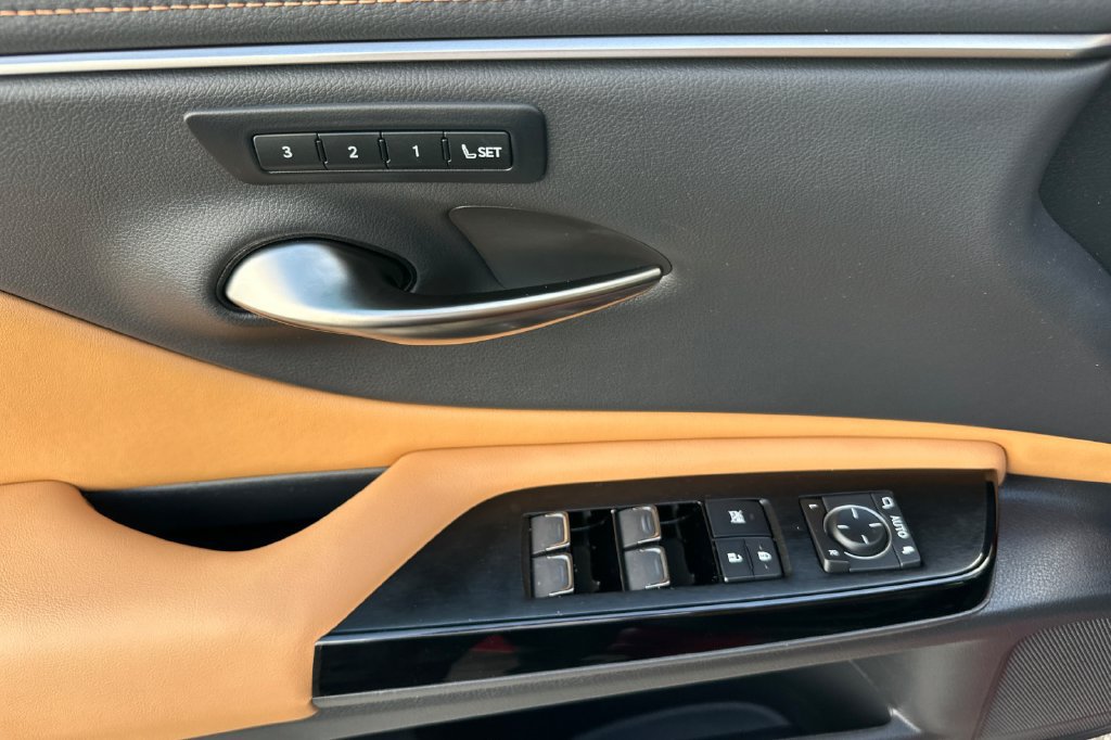 Used 2024 Lexus ES 350 w/ Premium Package FWD image 10