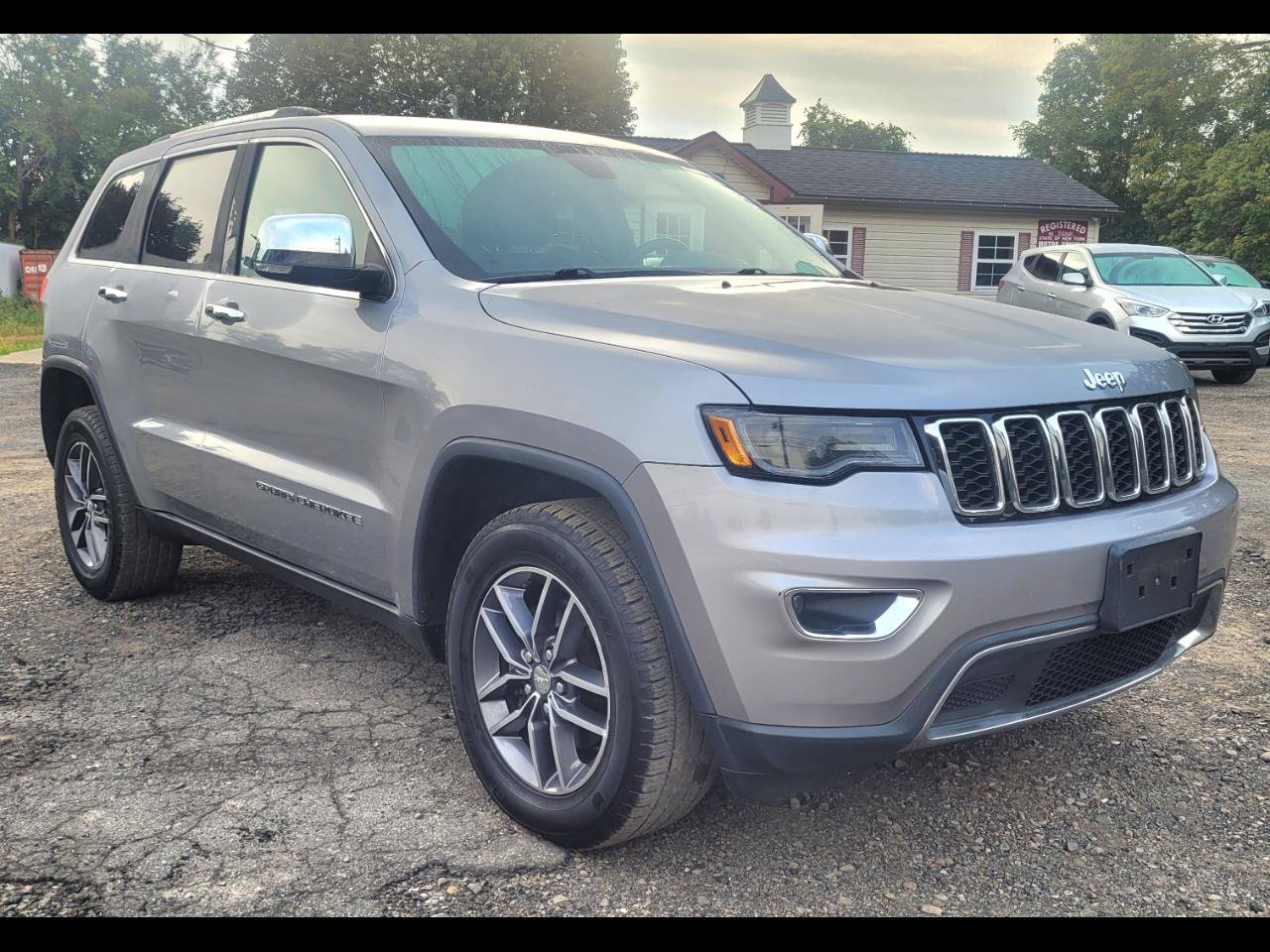 Used 2017 Jeep Grand Cherokee Limited w/ Luxury Group II AWD/4WD image 2