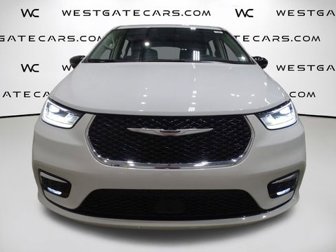 Used 2024 Chrysler Pacifica Touring-L image 3