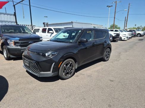 Used 2023 Kia Soul EX image 3