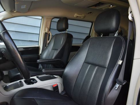 Used 2014 Chrysler Town & Country Touring-L w/ Driver Convenience Group FWD image 23