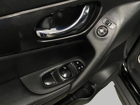 Used 2018 Nissan Rogue SV AWD/4WD image 29