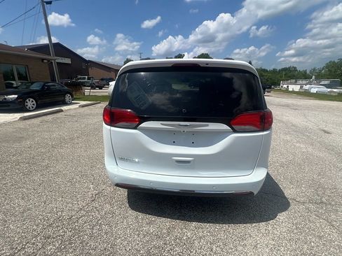 Used 2018 Chrysler Pacifica Touring-L Plus FWD image 7