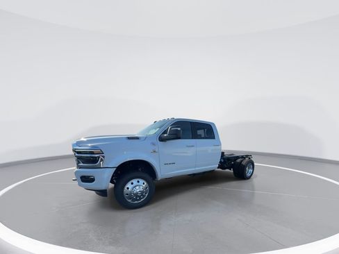 New 2026 RAM 4500 4x4 Crew Cab DRW w/ Laramie Trim Package image 4