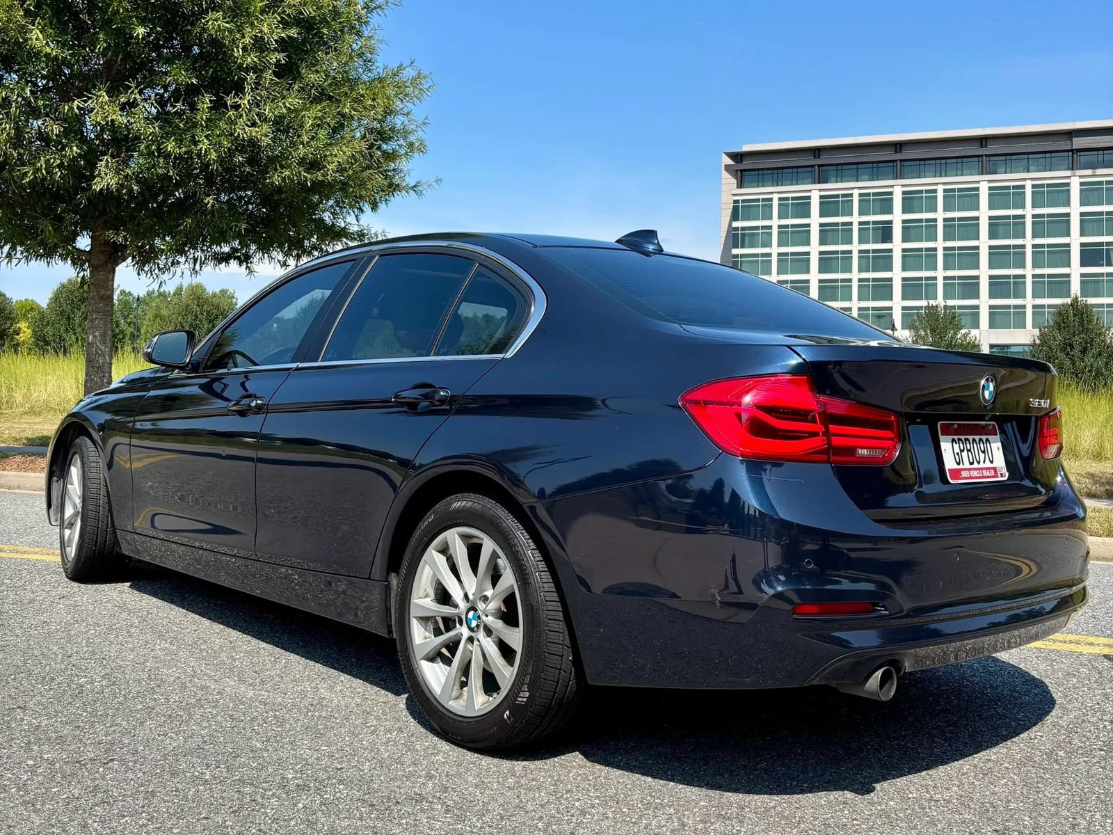 Used 2017 BMW 320i Sedan RWD image 3