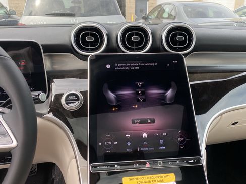 Used 2025 Mercedes-Benz GLC 300 4MATIC image 23