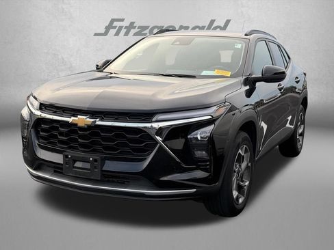Used 2025 Chevrolet Trax LT FWD image 3