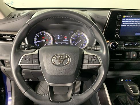 Used 2022 Toyota Highlander XLE image 22