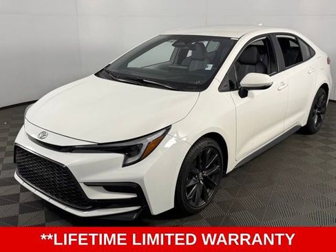 Used 2025 Toyota Corolla SE image 3