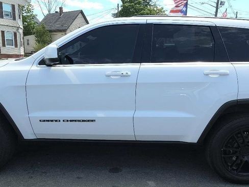 Used 2018 Jeep Grand Cherokee Laredo AWD/4WD image 3