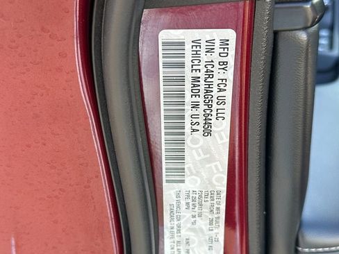 Used 2023 Jeep Grand Cherokee Laredo AWD/4WD image 27