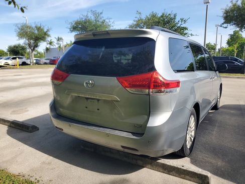 Used 2014 Toyota Sienna XLE w/ XLE Premium Package FWD image 8