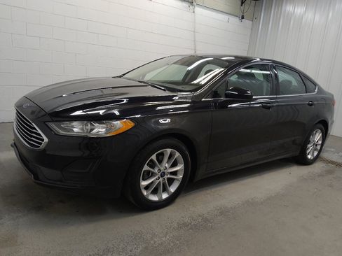 Used 2020 Ford Fusion SE FWD image 2