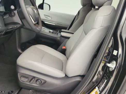 Used 2026 Toyota Sienna XLE FWD image 15