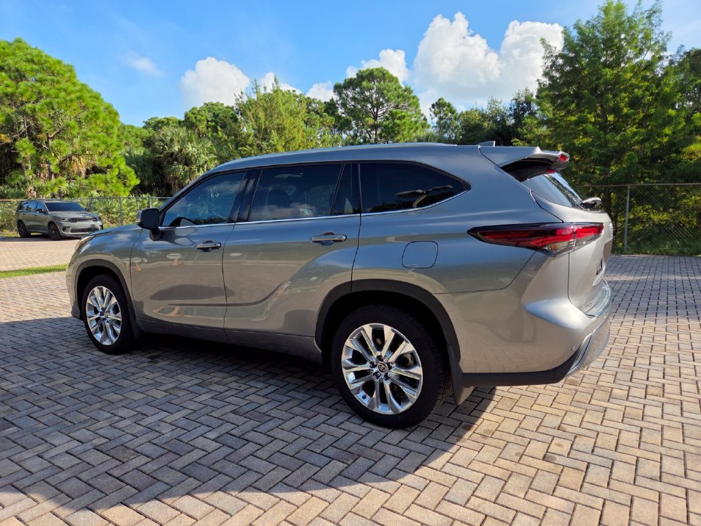 Used 2025 Toyota Highlander Limited AWD/4WD image 9