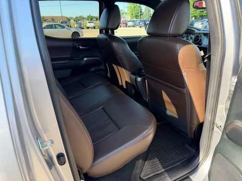Used 2017 Toyota Tacoma Limited w/ Tow Package AWD/4WD image 13