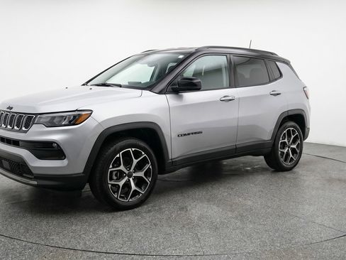 Used 2025 Jeep Compass Limited AWD/4WD image 3