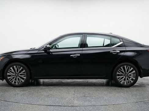 Used 2025 Nissan Altima 2.5 SV FWD image 5