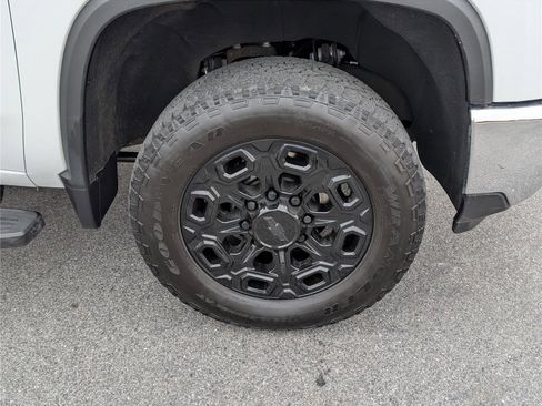 Used 2024 Chevrolet Silverado 2500 LTZ w/ LTZ Convenience Package image 9