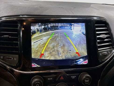 Used 2019 Jeep Grand Cherokee Altitude AWD/4WD image 16