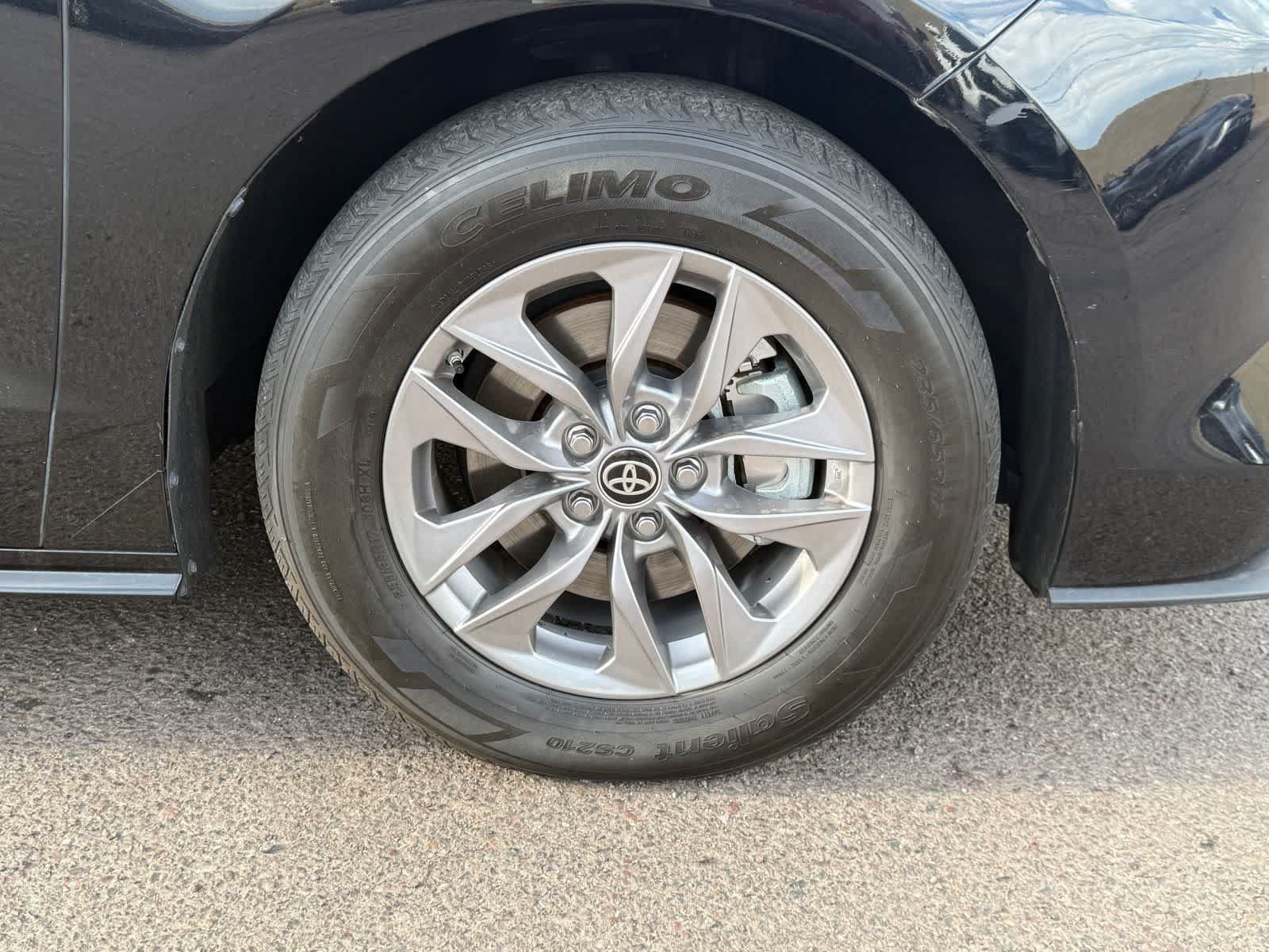 Used 2025 Toyota Sienna XLE FWD image 12