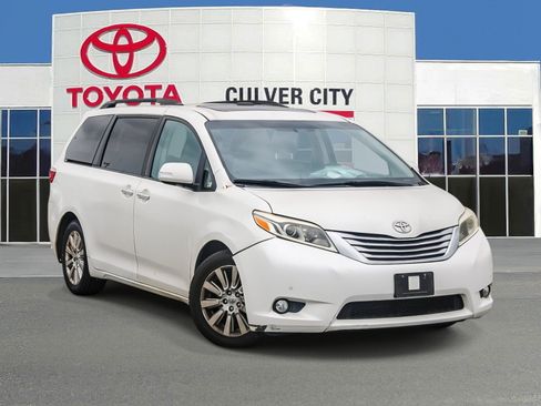 Used 2017 Toyota Sienna Limited image 1