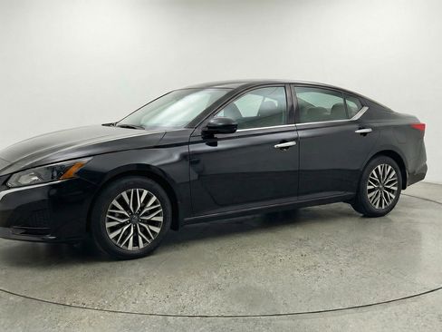 Used 2025 Nissan Altima 2.5 SV FWD image 3