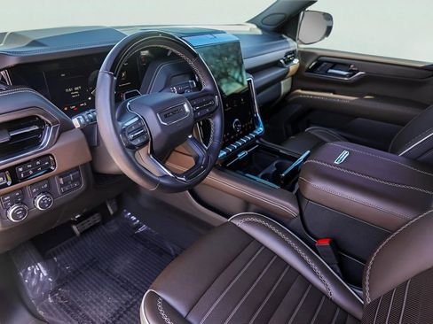 Certified 2025 GMC Yukon Denali Ultimate image 13