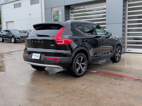Used 2025 Volvo XC40 B5 Core image 9