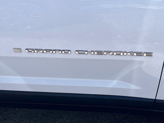 Used 2023 Jeep Grand Cherokee Laredo AWD/4WD image 30