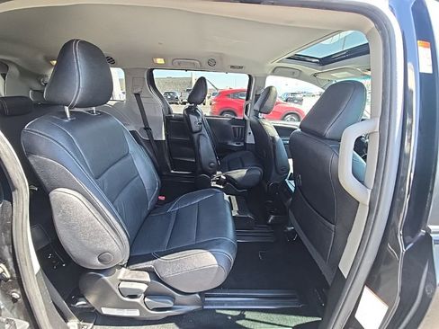 Used 2016 Toyota Sienna SE FWD image 28