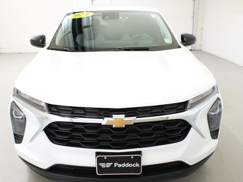 Used 2024 Chevrolet Trax LS w/ Driver Confidence Package FWD image 2
