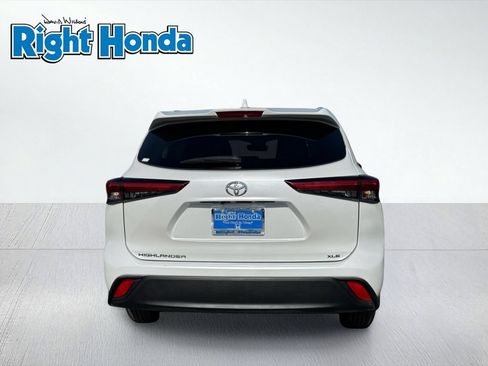 Used 2023 Toyota Highlander XLE FWD image 7