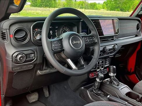 Used 2025 Jeep Wrangler Unlimited Rubicon AWD/4WD image 17